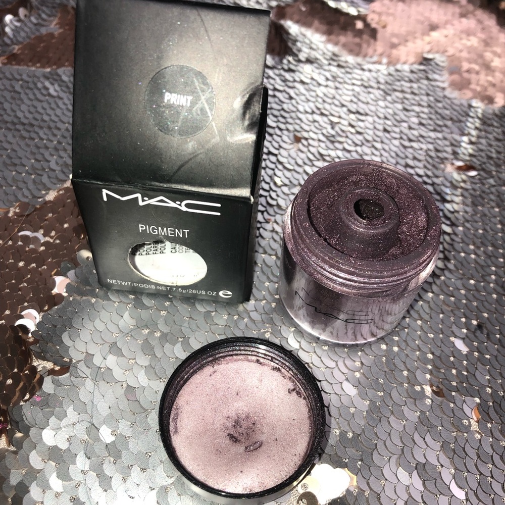 M.A.C. Eye pigment products